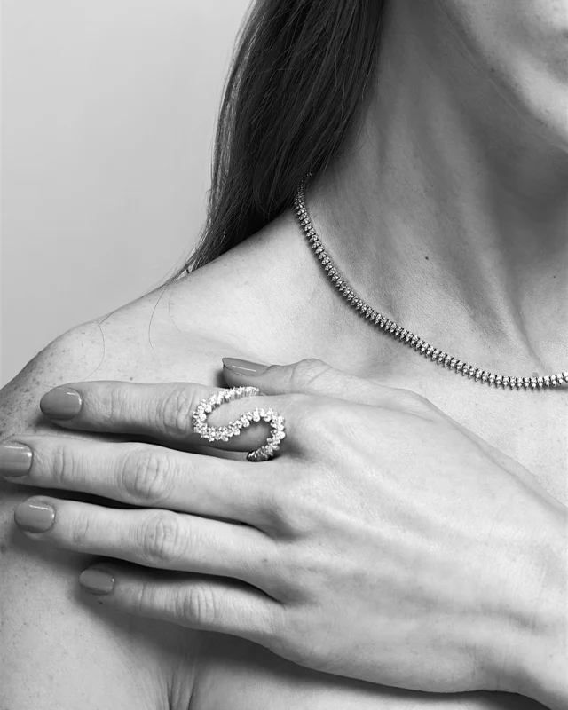 Sometimes, all it takes is great jewelry.

Na foto: 
 •	Anel S com diamantes naturais (1.92cts): 10x de R$ 4.983
•	Colar riviera com diamantes naturais (5.04cts): 10x de R$ 7.728
