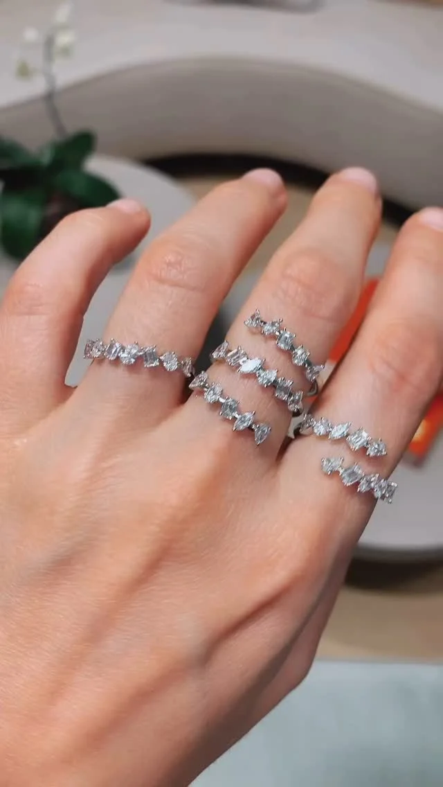 Autenticidade é combinar o clássico com o inesperado. Nossos anéis Multi Shape fazem isso com diferentes lapidações de diamantes em perfeita sintonia.

Na foto: 
•	Dedo indicador: anel vazado com diamantes em diferentes lapidações (1.05cts): 10x de R$ 1.898
•	Dedo médio: anel com três voltas com diamantes em diferentes lapidações (1.20cts): 10x de R$ 3.432
•	Dedo anelar: anel com diamantes diferentes lapidações (0.67cts): 10x de R$ 1.396